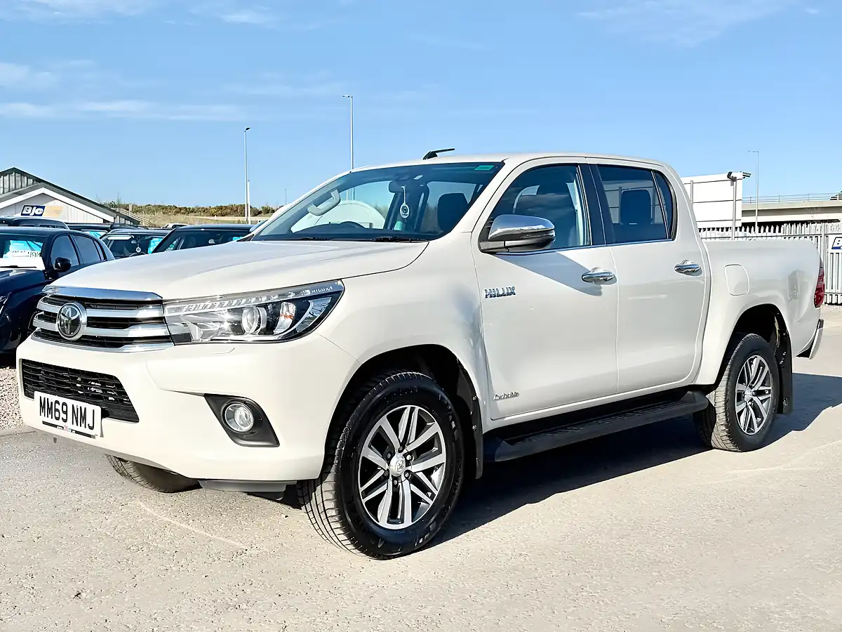 Used 2020 Toyota Hilux Invincible Pure White - Interior and Exterior details 3