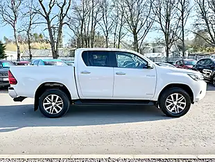 Used 2020 Toyota Hilux Invincible Pure White - Interior and Exterior details 4
