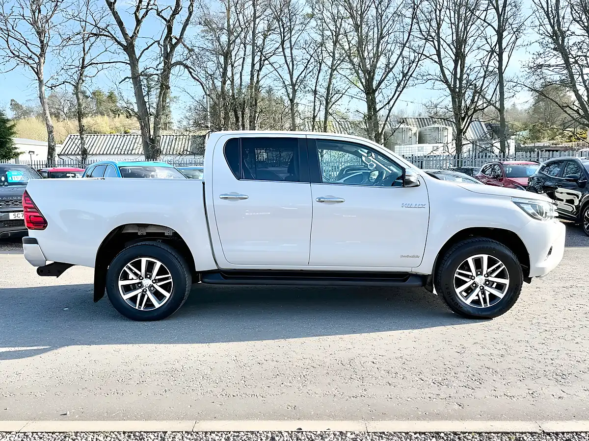 Used 2020 Toyota Hilux Invincible Pure White - Interior and Exterior details 4