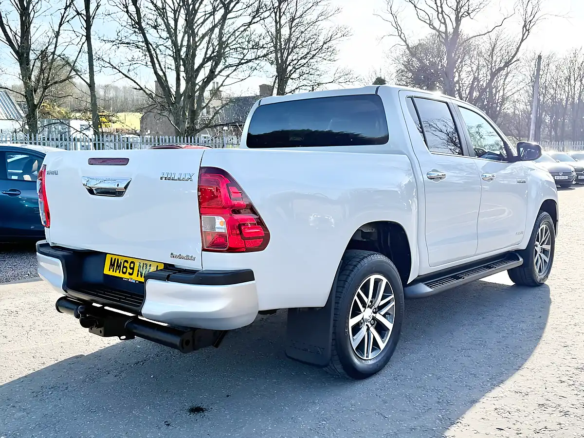Used 2020 Toyota Hilux Invincible Pure White - Interior and Exterior details 5