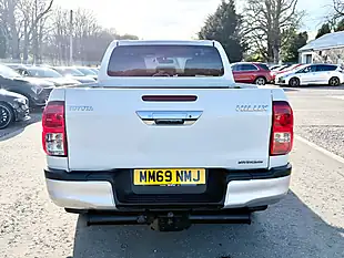 Used 2020 Toyota Hilux Invincible Pure White - Interior and Exterior details 6
