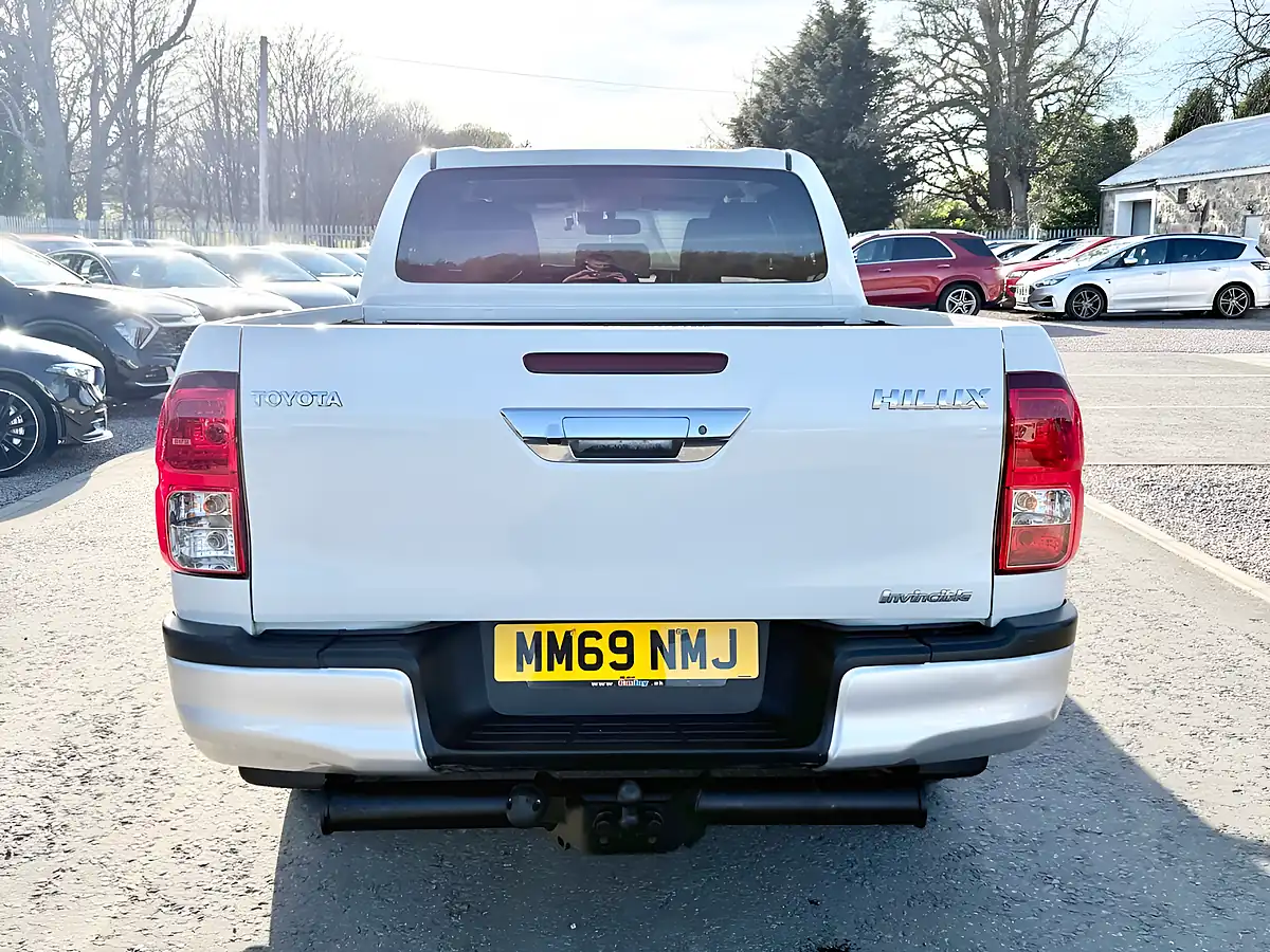 Used 2020 Toyota Hilux Invincible Pure White - Interior and Exterior details 6