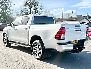 Used 2020 Toyota Hilux Invincible Pure White - Interior and Exterior details 7
