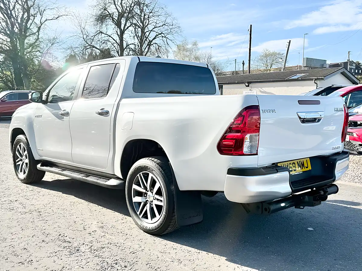 Used 2020 Toyota Hilux Invincible Pure White - Interior and Exterior details 7