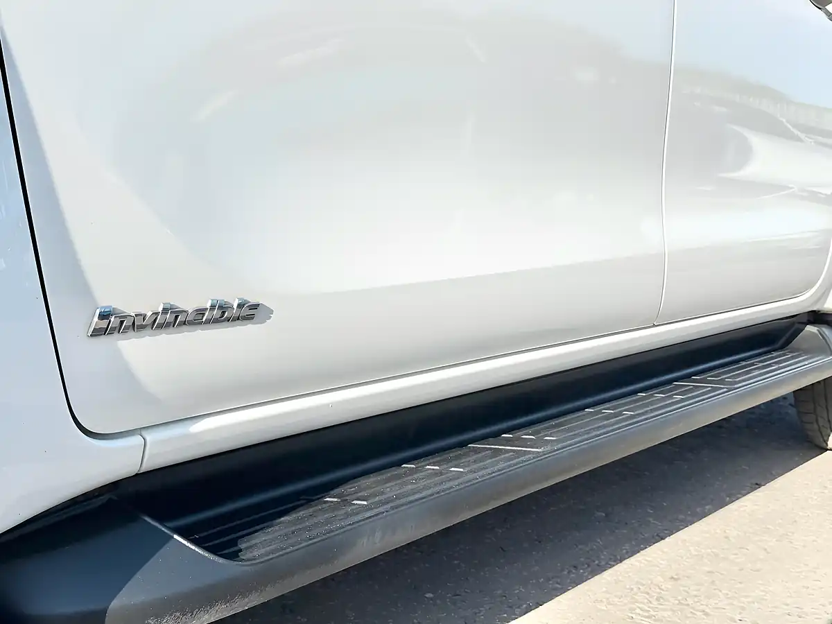 Used 2020 Toyota Hilux Invincible Pure White - Interior and Exterior details 9