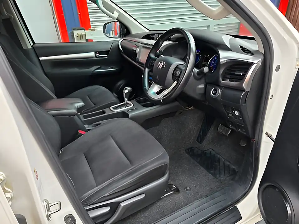 Used 2020 Toyota Hilux Invincible White - Interior and Exterior details 11
