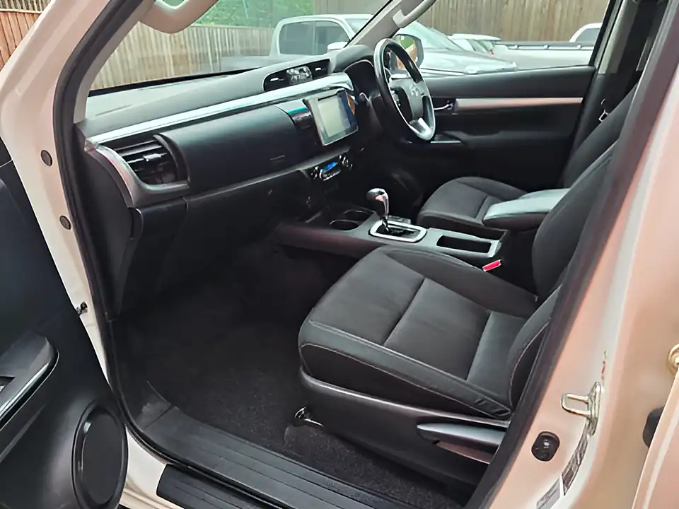 Used 2020 Toyota Hilux Invincible White - Interior and Exterior details 12