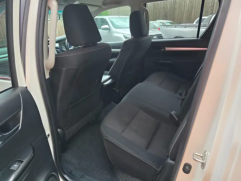 Used 2020 Toyota Hilux Invincible White - Interior and Exterior details 13
