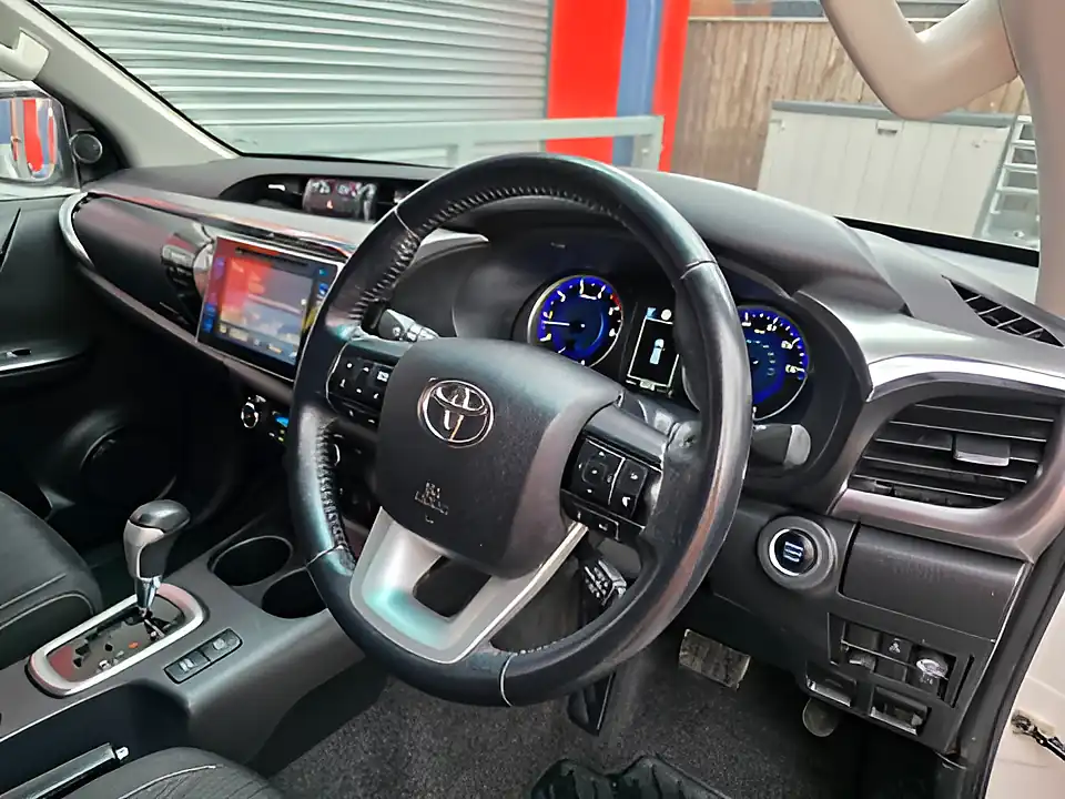 Used 2020 Toyota Hilux Invincible White - Interior and Exterior details 15