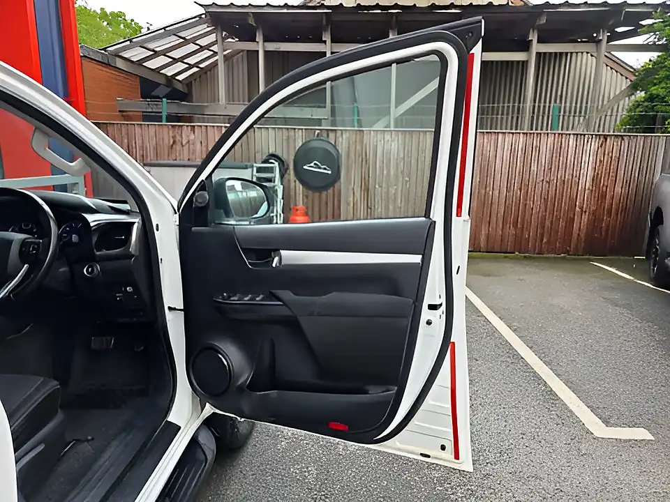 Used 2020 Toyota Hilux Invincible White - Interior and Exterior details 16