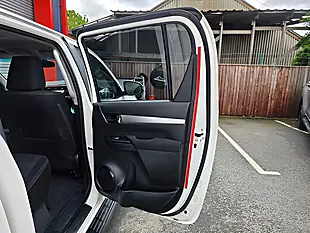 Used 2020 Toyota Hilux Invincible White - Interior and Exterior details 17