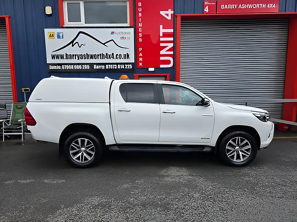 Used 2020 Toyota Hilux Invincible White - Interior and Exterior details 4