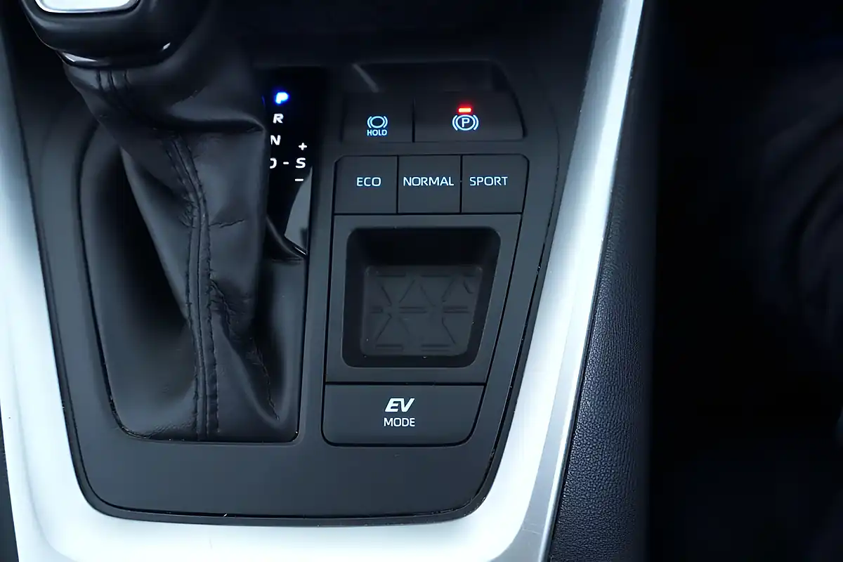 Used 2020 Toyota Rav4 Icon Green - Interior and Exterior details 13