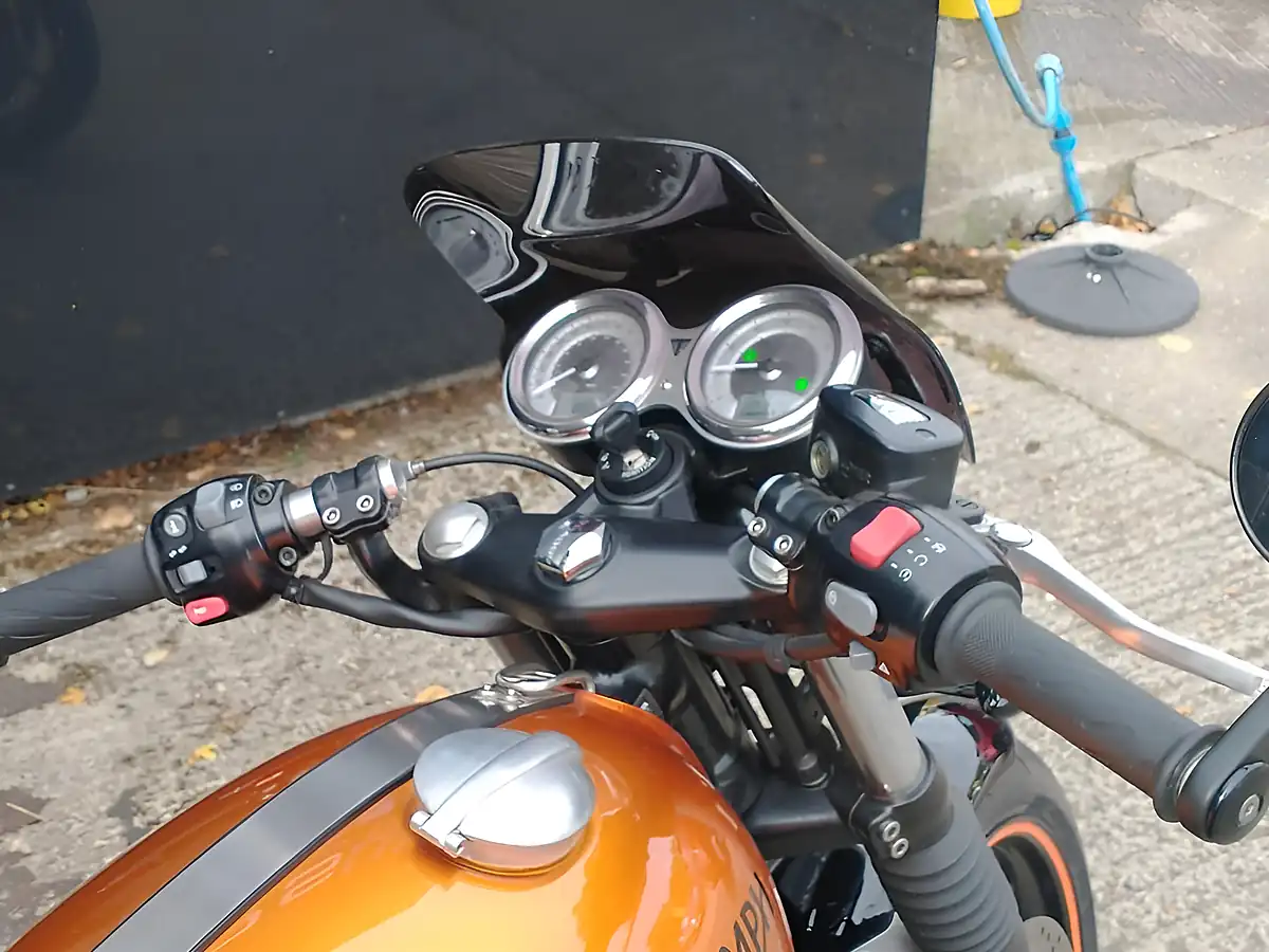 Used 2020 Triumph Thruxton 1200 Roadster/Retro Tangerine Orange - Interior and Exterior details 13