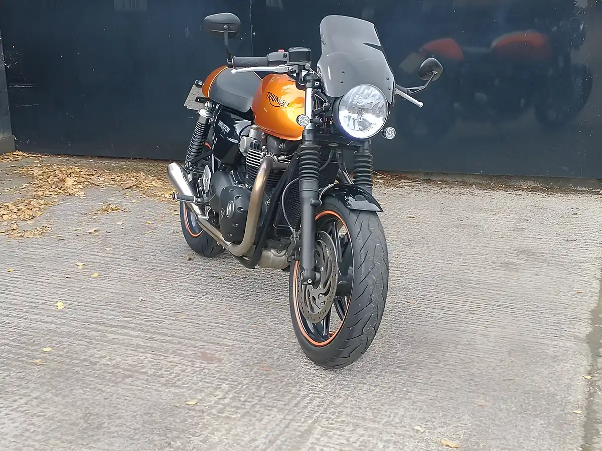 Used 2020 Triumph Thruxton 1200 Roadster/Retro Tangerine Orange - Interior and Exterior details 8