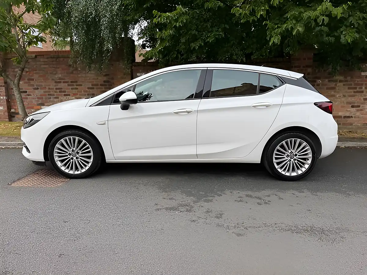 Used 2020 Vauxhall Astra Elite Nav Premium White - Interior and Exterior details 5