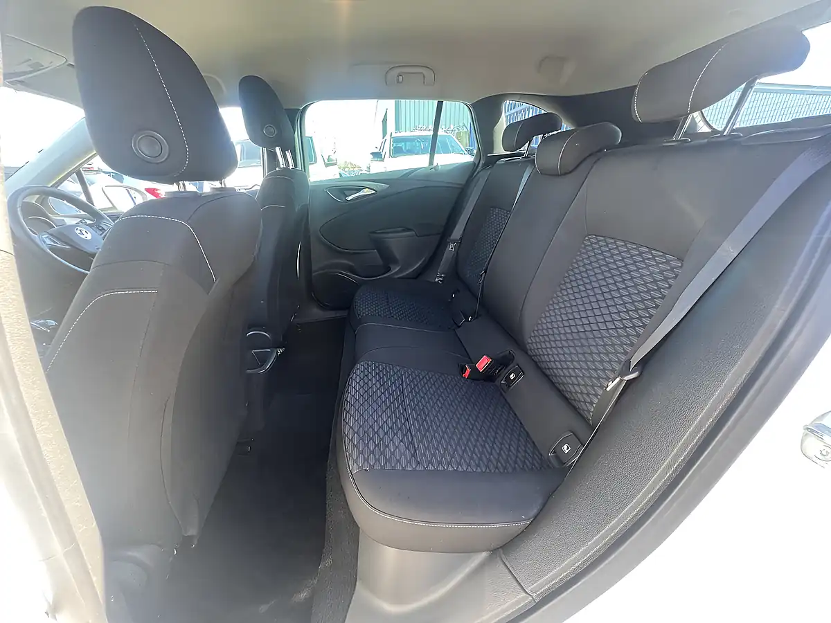 Used 2020 Vauxhall Astra Se Olympic White - Interior and Exterior details 16