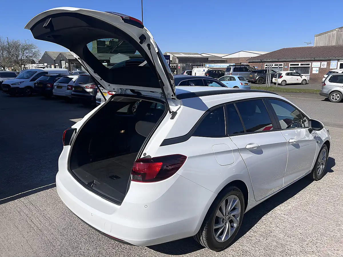 Used 2020 Vauxhall Astra Se Olympic White - Interior and Exterior details 19