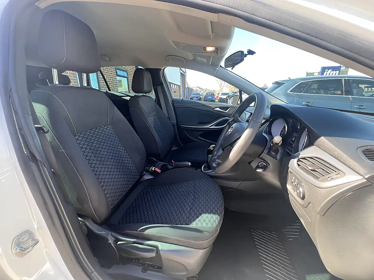 Used 2020 Vauxhall Astra Se Olympic White - Interior and Exterior details 3
