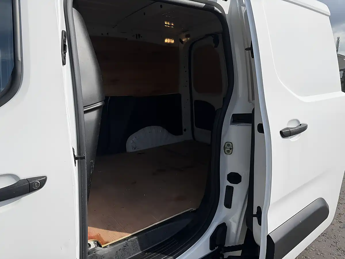 Used 2020 Vauxhall Combo Sportive White - Interior and Exterior details 14