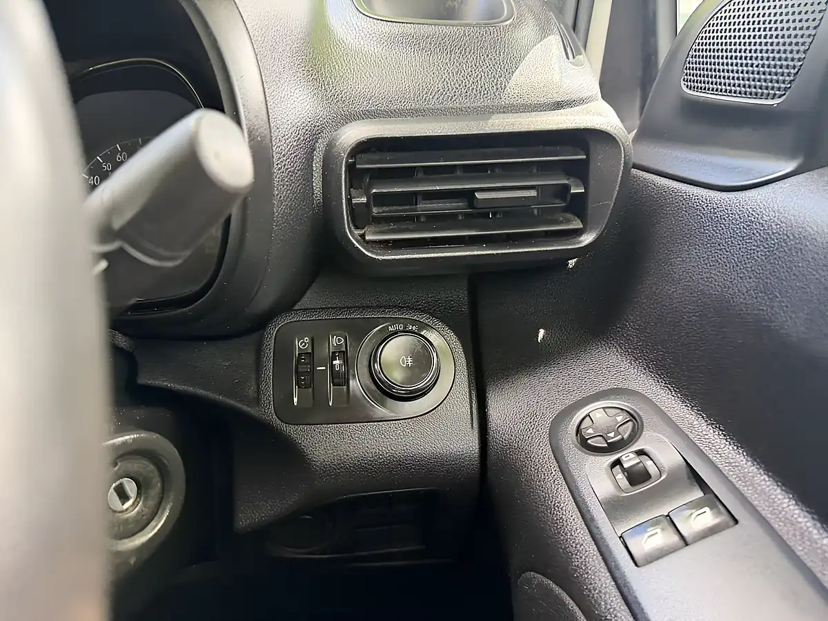 Used 2020 Vauxhall Combo Sportive White - Interior and Exterior details 18