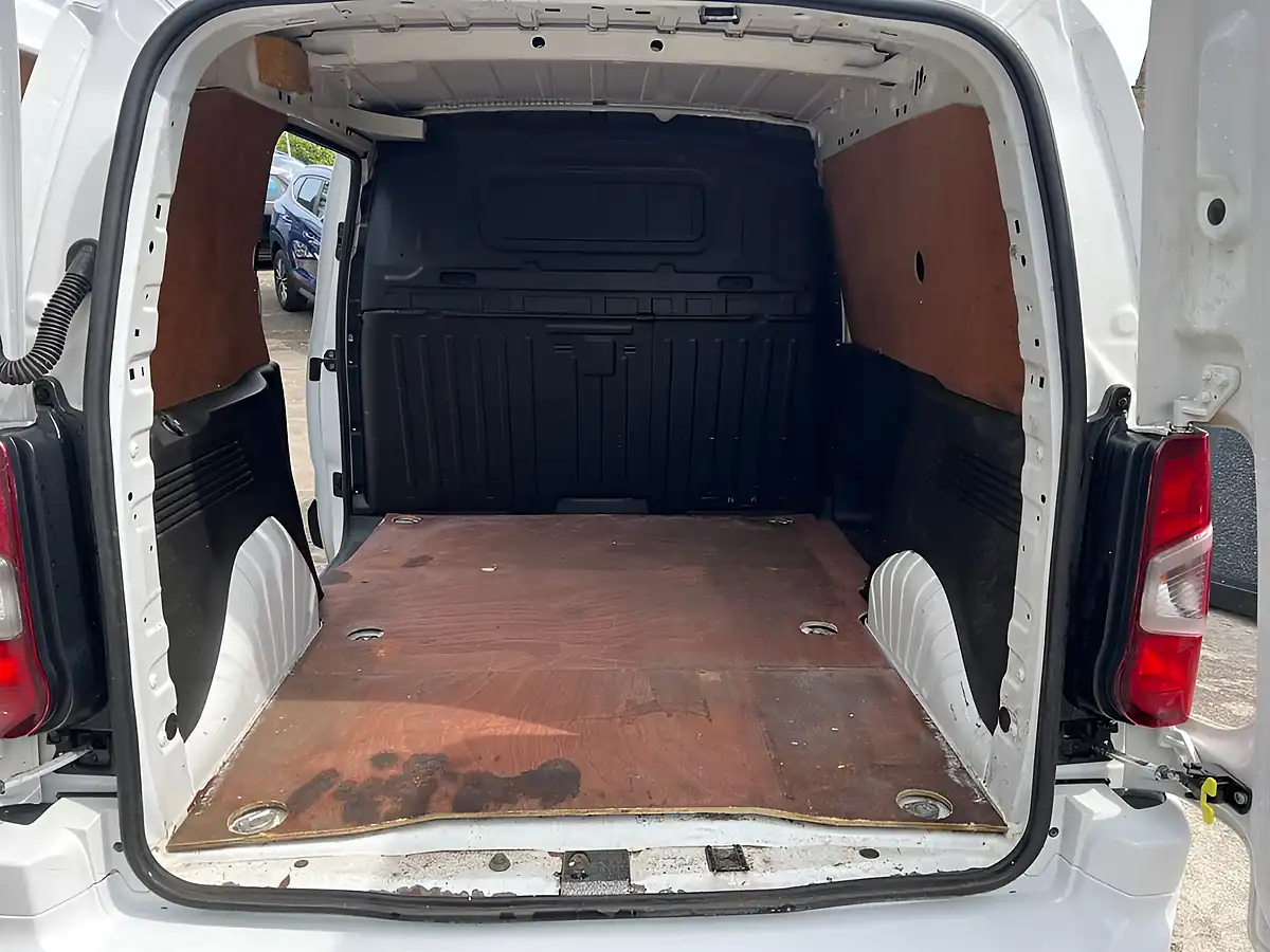 Used 2020 Vauxhall Combo Sportive White - Interior and Exterior details 10