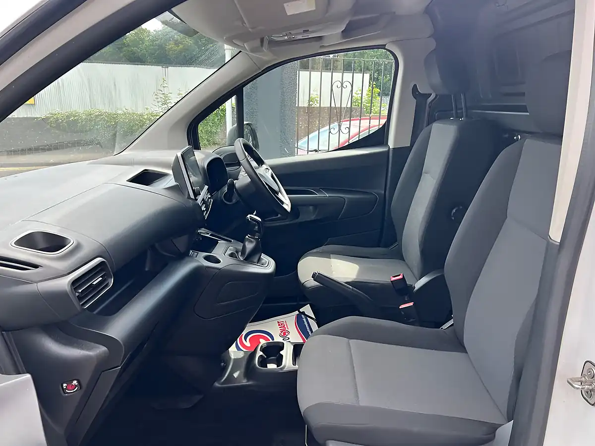 Used 2020 Vauxhall Combo Sportive White - Interior and Exterior details 12
