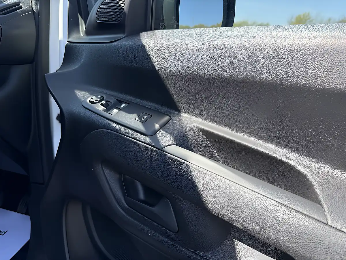Used 2020 Vauxhall Combo Sportive White - Interior and Exterior details 14