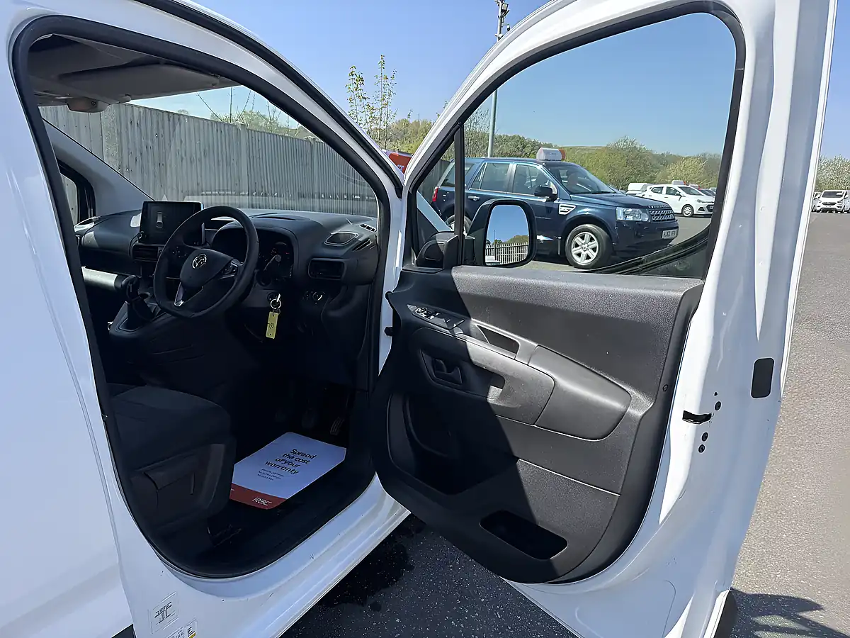 Used 2020 Vauxhall Combo Sportive White - Interior and Exterior details 15