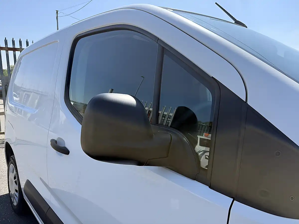 Used 2020 Vauxhall Combo Sportive White - Interior and Exterior details 16