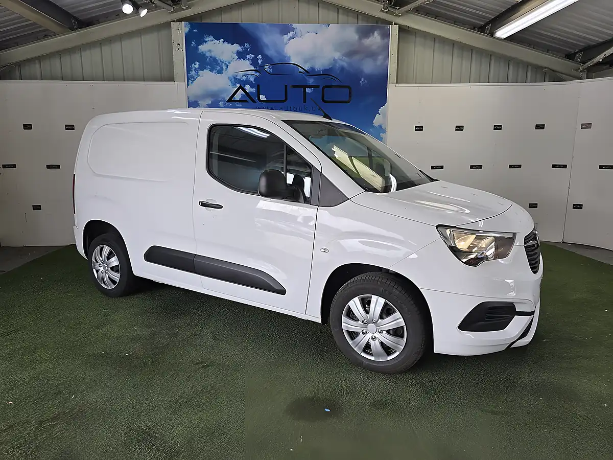 Used 2020 Vauxhall Combo Sportive White - Front View