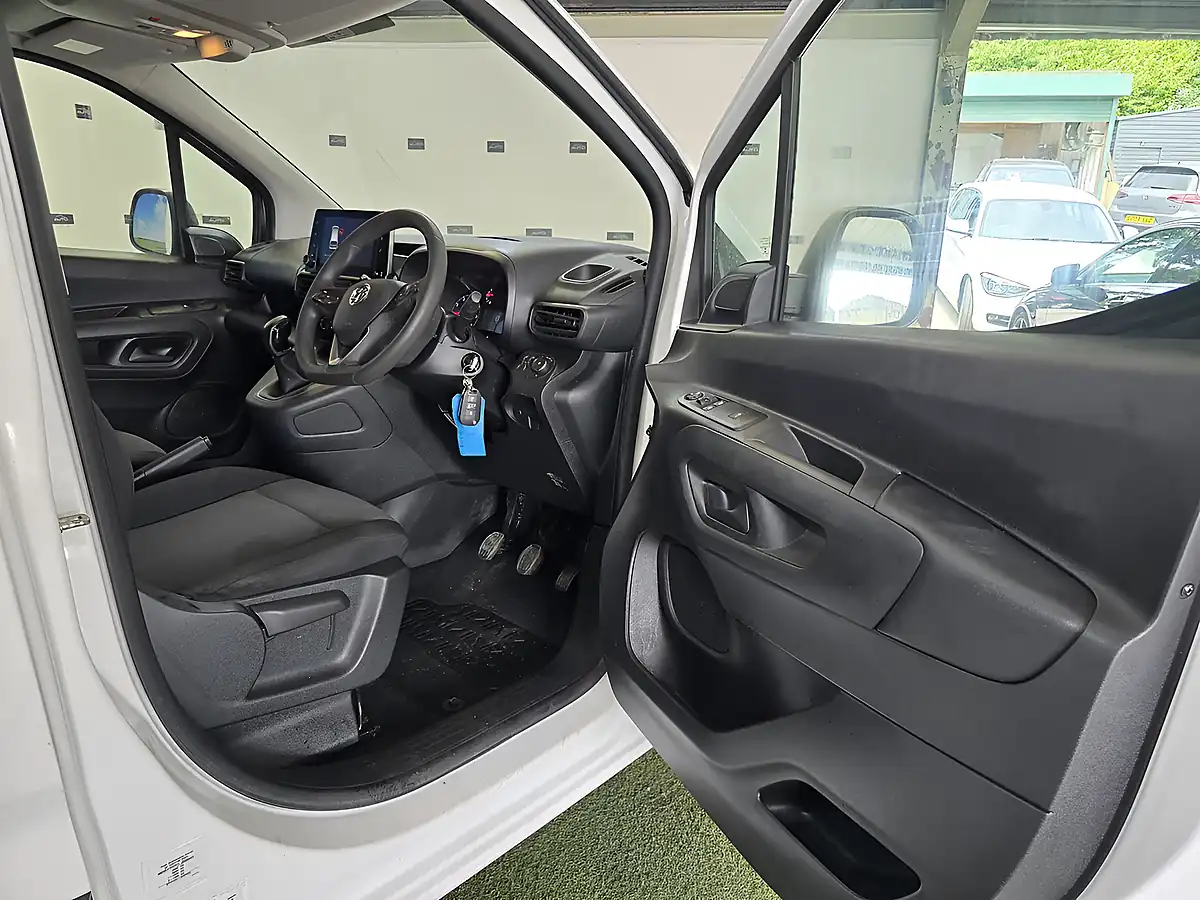 Used 2020 Vauxhall Combo Sportive White - Interior and Exterior details 10