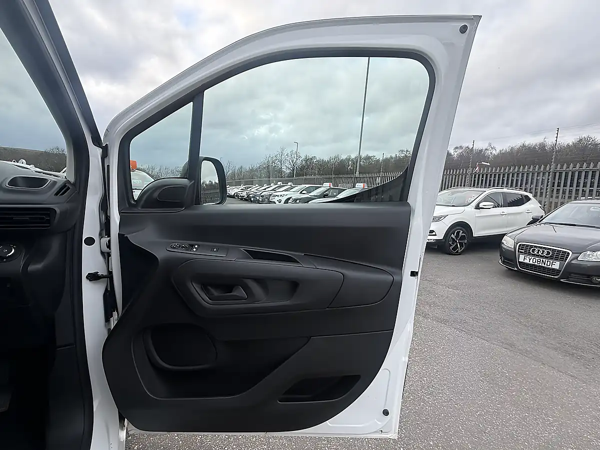 Used 2020 Vauxhall Combo Sportive White - Interior and Exterior details 18