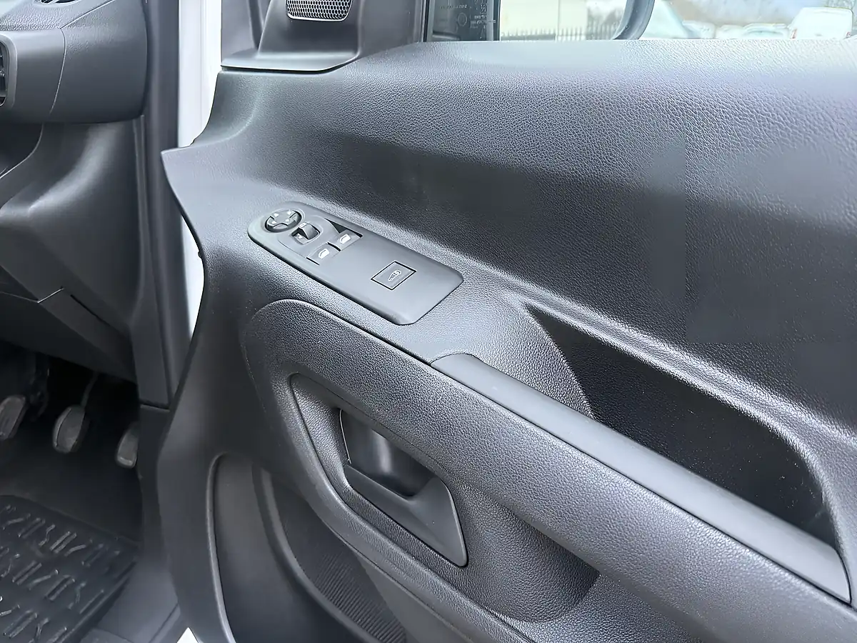 Used 2020 Vauxhall Combo Sportive White - Interior and Exterior details 19