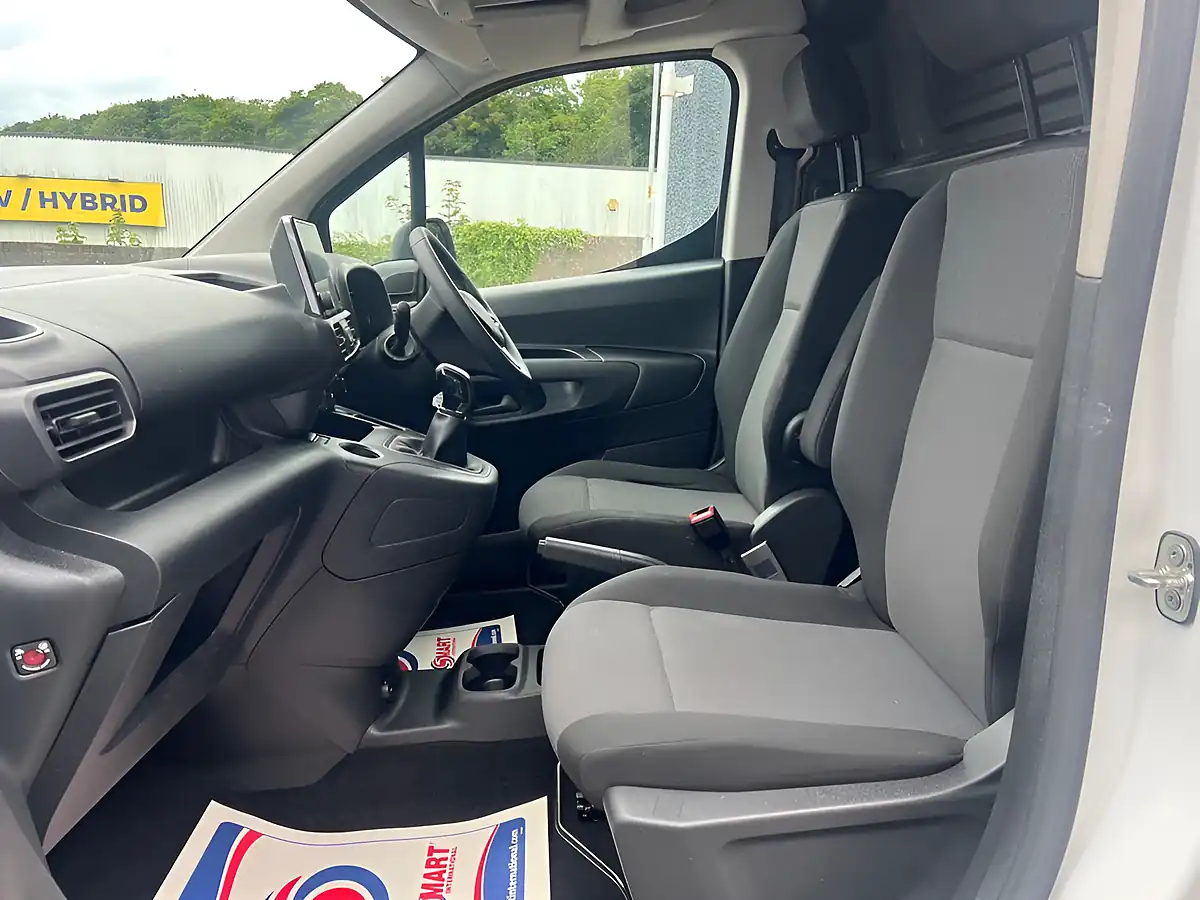 Used 2020 Vauxhall Combo Sportive White - Interior and Exterior details 10