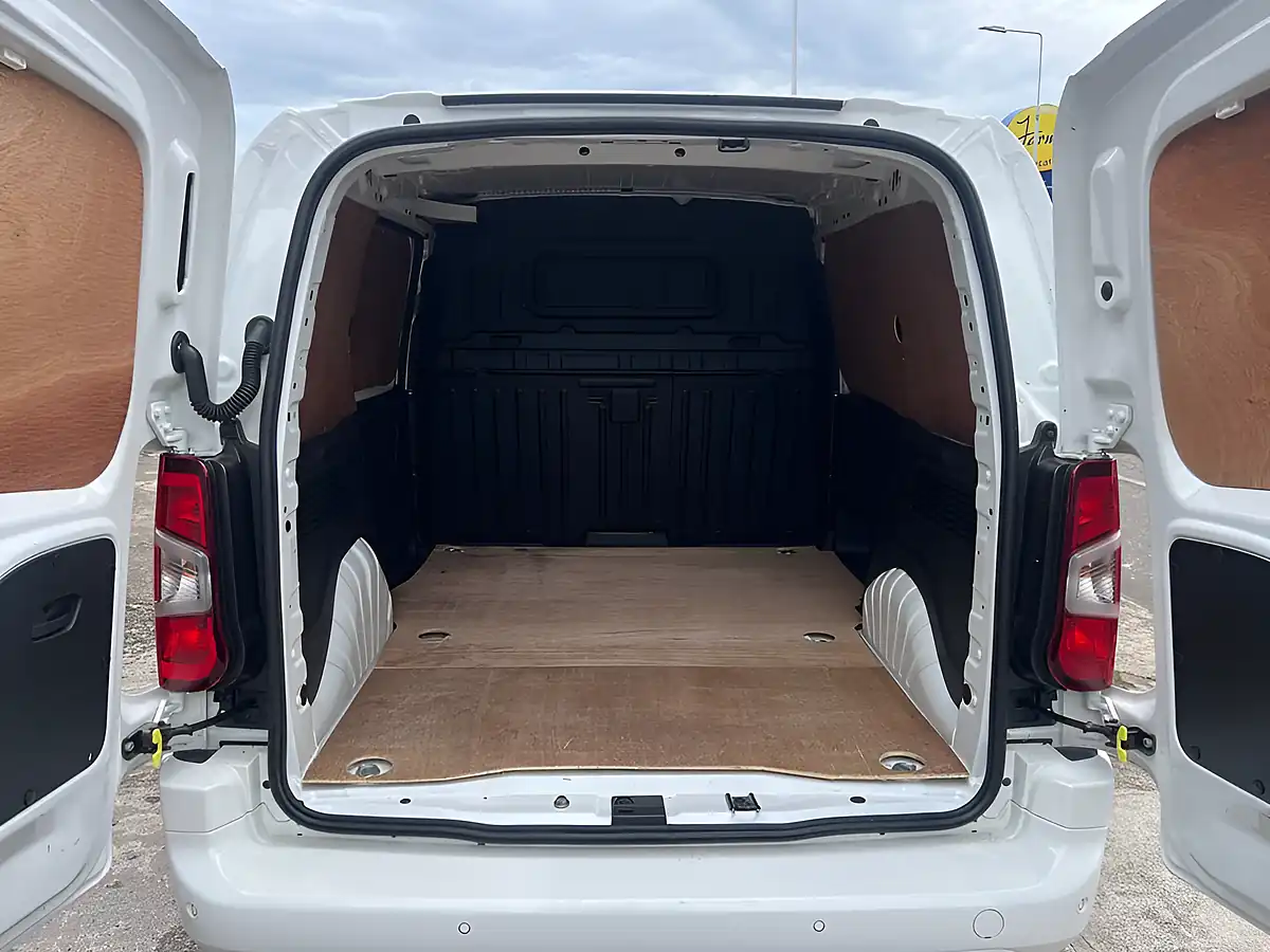 Used 2020 Vauxhall Combo Sportive White - Interior and Exterior details 9