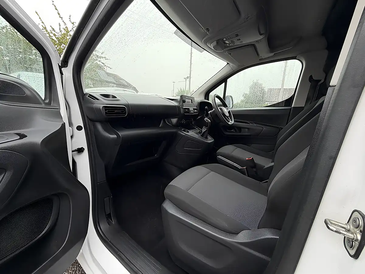 Used 2020 Vauxhall Combo Sportive White - Interior and Exterior details 16