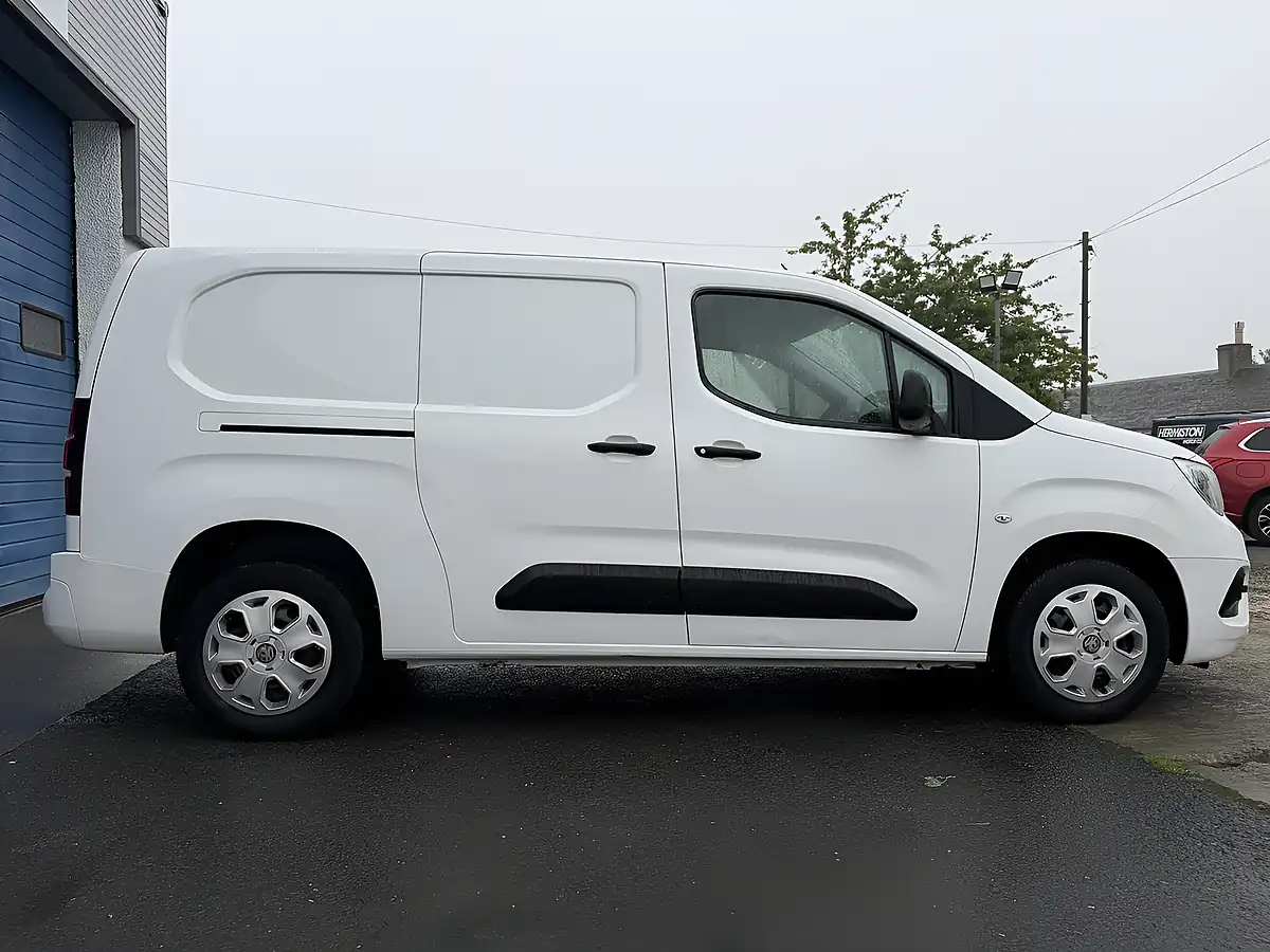 Used 2020 Vauxhall Combo Sportive White - Interior and Exterior details 9