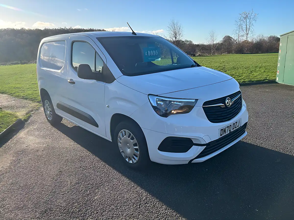 Used 2020 Vauxhall Combo Sportive White - Front View