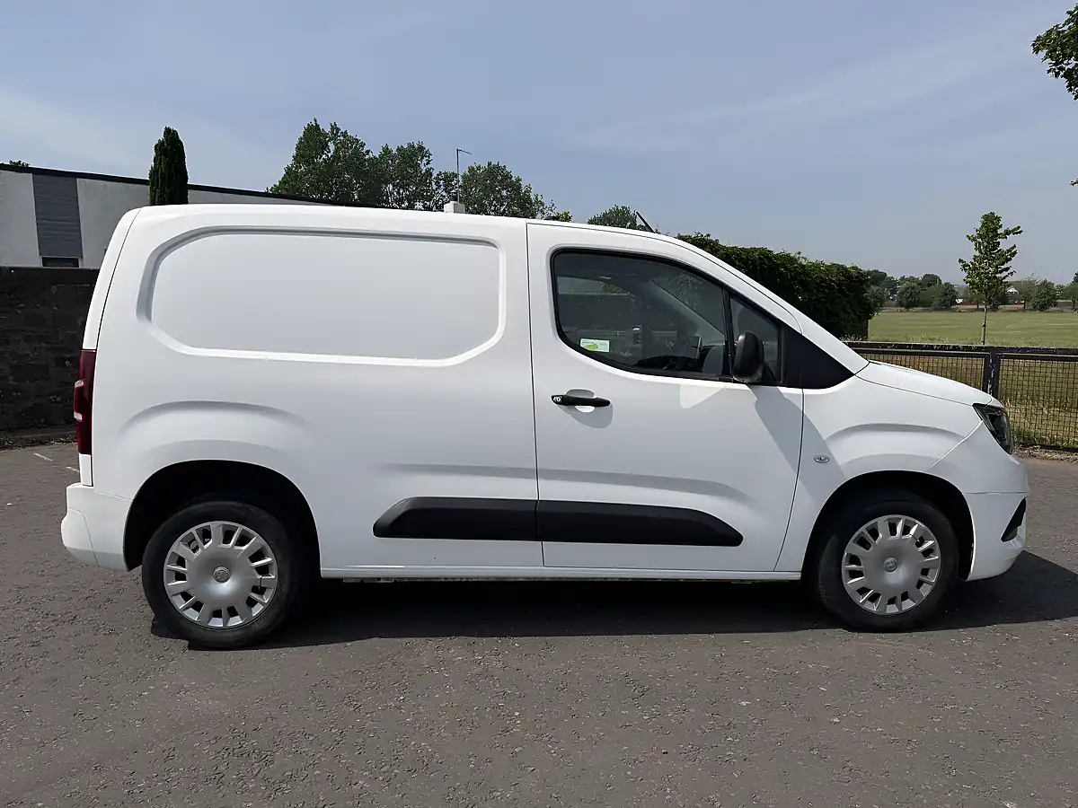 Used 2020 Vauxhall Combo Sportive White - Interior and Exterior details 9