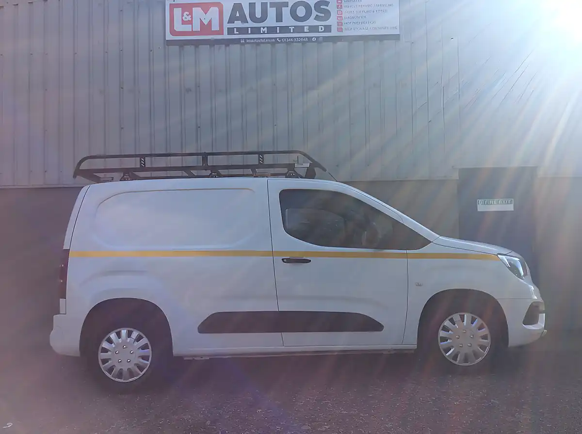 Used 2020 Vauxhall Combo Sportive White - Front View