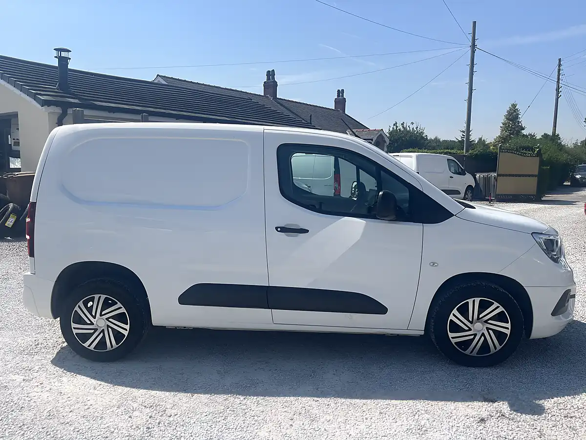Used 2020 Vauxhall Combo Sportive White - Interior and Exterior details 13