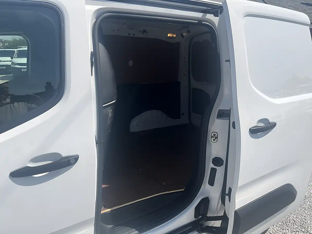 Used 2020 Vauxhall Combo Sportive White - Interior and Exterior details 19