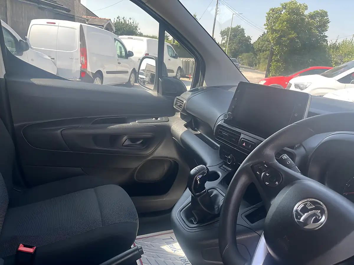 Used 2020 Vauxhall Combo Sportive White - Interior and Exterior details 3