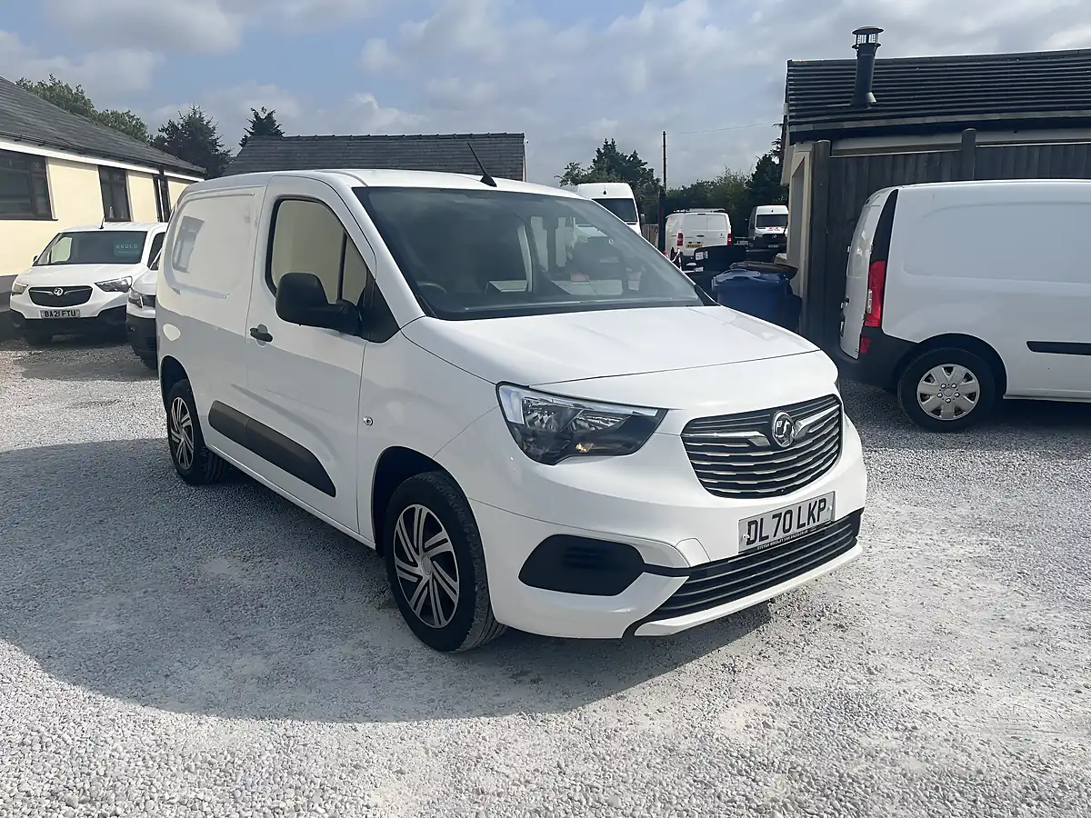 Used 2020 Vauxhall Combo Sportive White - Front View