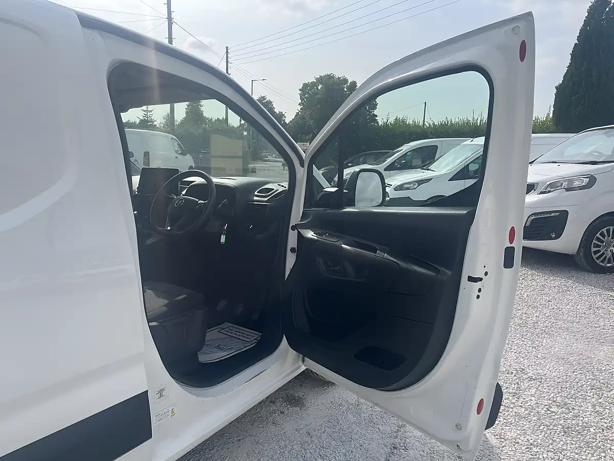 Used 2020 Vauxhall Combo Sportive White - Interior and Exterior details 15
