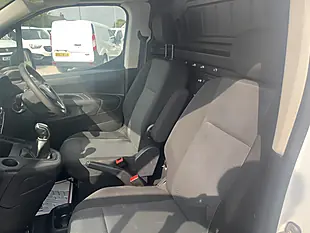 Used 2020 Vauxhall Combo Sportive White - Interior and Exterior details 16