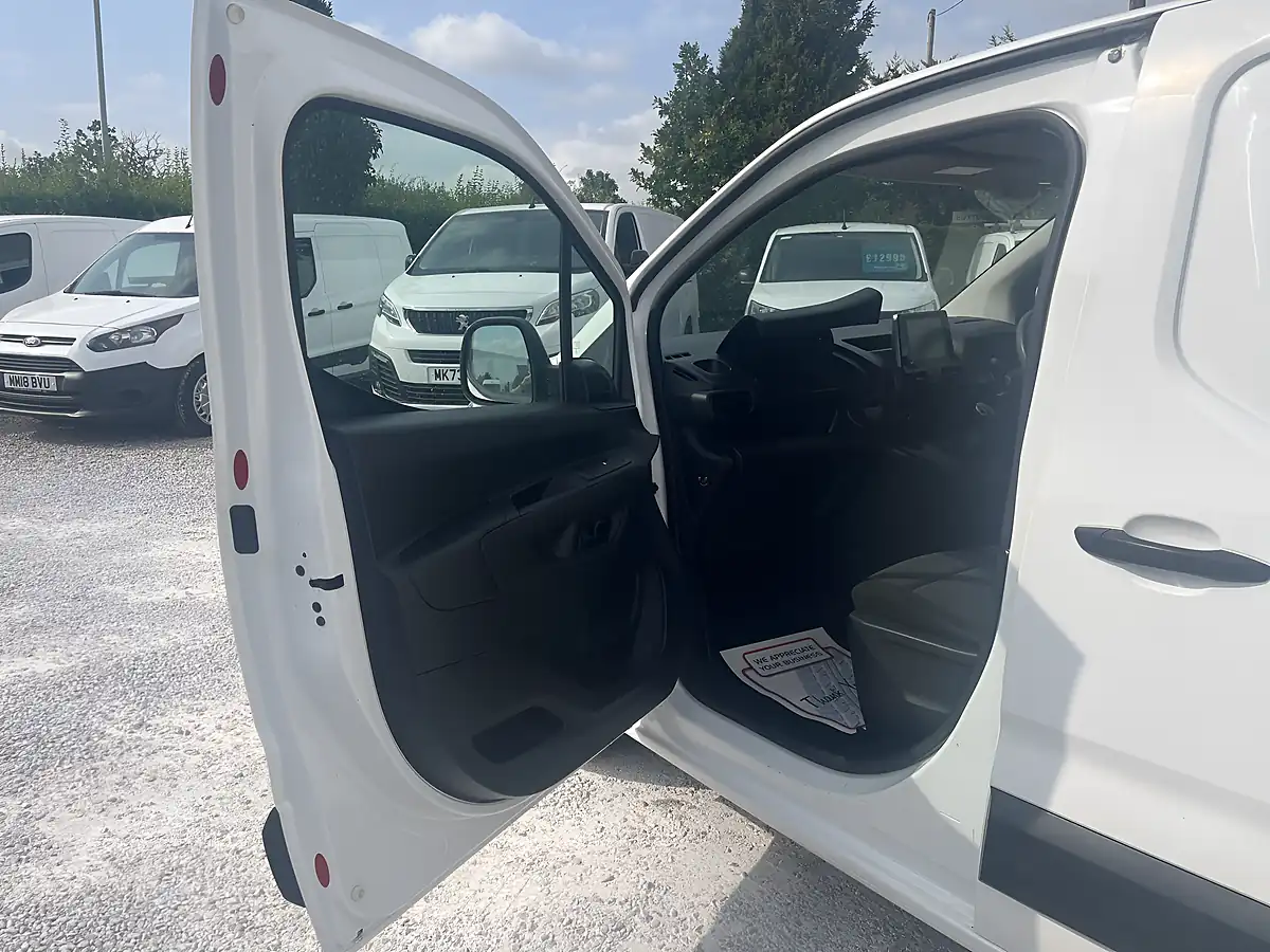 Used 2020 Vauxhall Combo Sportive White - Interior and Exterior details 17