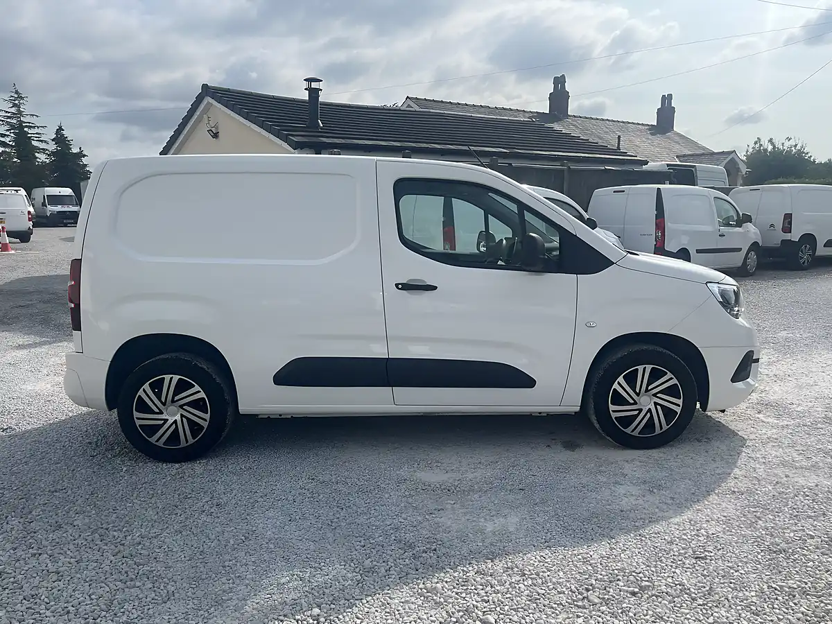 Used 2020 Vauxhall Combo Sportive White - Interior and Exterior details 2