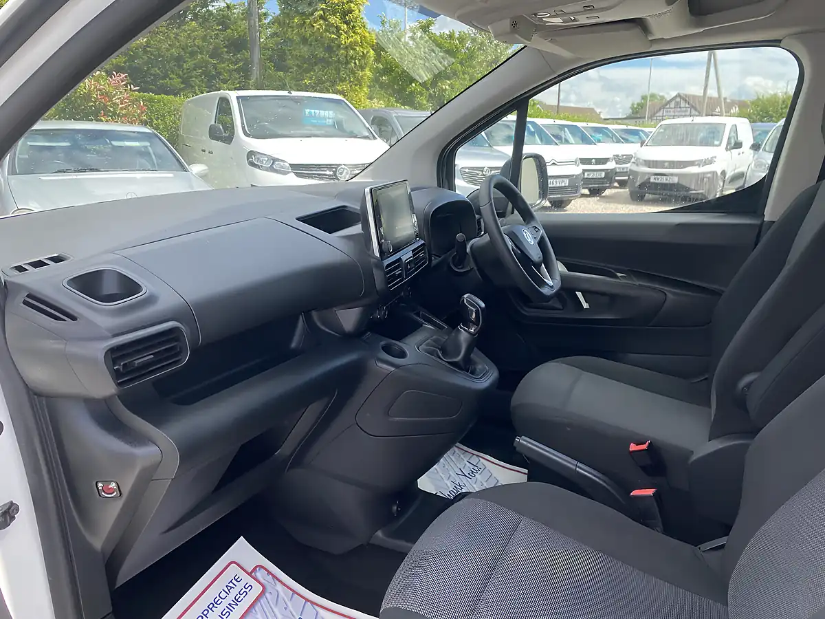 Used 2020 Vauxhall Combo Sportive White - Interior and Exterior details 18